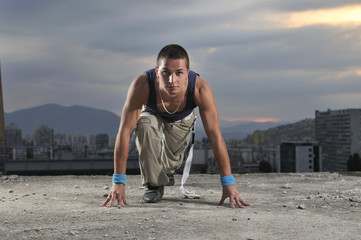 man on the start position ready to run