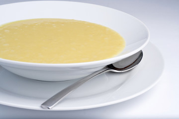 plato de puré de calabacín con rodajas aisladas en blanco