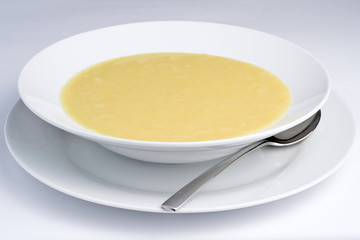 plato de puré de calabacín con rodajas aisladas en blanco