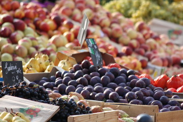 Etale de fruits sur le marché des Halles à Grenoble