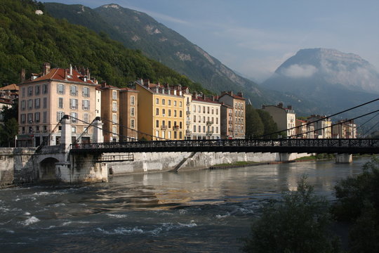Grenoble, le pont pi&eacute;ton sur l'Is&egrave;re un matin de Septembre