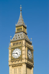 Fototapeta na wymiar Fragment tarczy zegara Big Ben, Londyn przeciw błękitne niebo