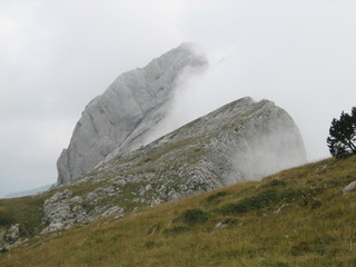 Le Gerbier et ses arrêtes dans le brouillard