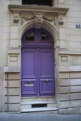 Porte d'entrée d'immeuble
