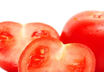 Foto op Plexiglas Close-up van gehakte tomaten op wit © Gudellaphoto