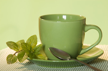 Tasse mit Pfefferminze