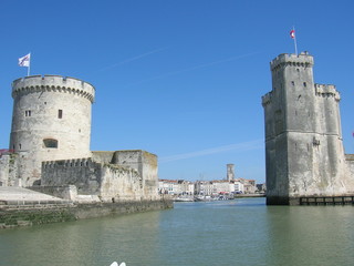Fototapeta na wymiar Tour de la Chaîne et tour de Saint-Nicolas de La Rochelle