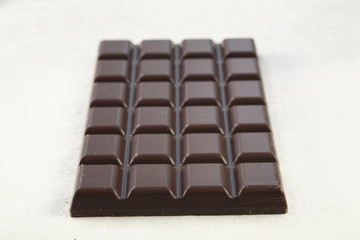 Tafel Schokolade auf Holzbrett
