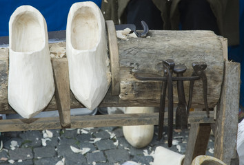 Fototapeta na wymiar Drewniane buty pracy