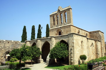 Fototapeta na wymiar Historic Bellepais Abbey w północnej części Cypru