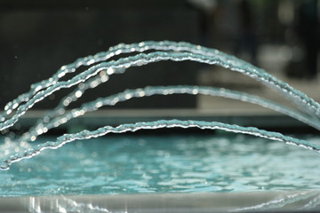 Fototapeta na wymiar łuki wody w fontannie