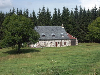 maison en pierre dans le Puy de Dôme