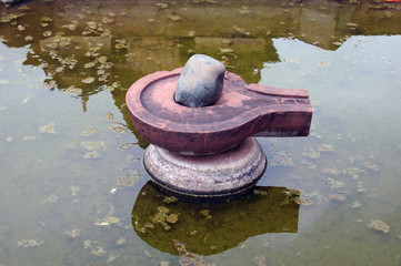 Linga en estanque de Orchha