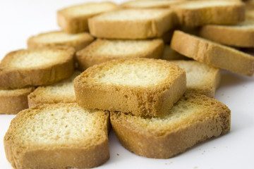 Varias tostaditas sobre fondo blanco
