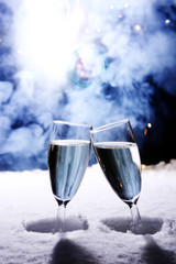 Obraz na płótnie Canvas Dwa kieliszki szampana w śniegu brzęk GLA