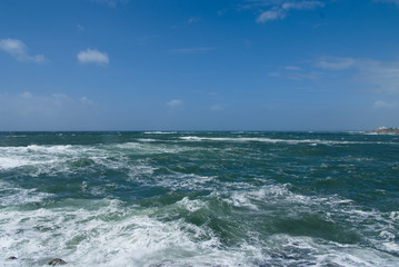 Fototapeta na wymiar Wzburzony ocean na grzywnę letni poranek