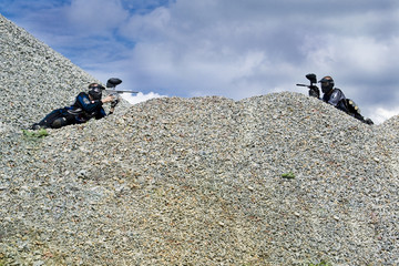 Zwei Paintball Spieler