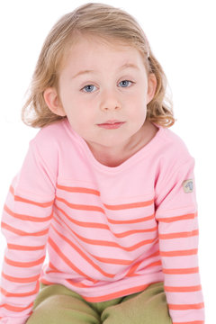 Petite fille d&eacute;sabus&eacute;e