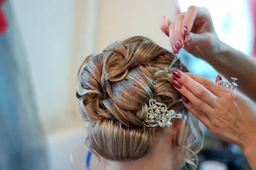 Crédence de cuisine en verre imprimé Salon de coiffure Une mariée au salon de coiffure avant le mariage