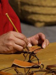 Artesano romano trabajando el cuero