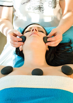 kosmetik 13 woman enjoying a hot-stone-massage