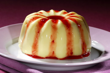 Vanillepudding mit Erdbeersoße