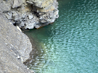 Felsenküste an türkisem Wasser