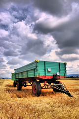 Obraz premium Rural trailer on a harvested field