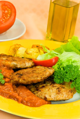 Frikadellen-Hamburger- mit Tomatensoße,Salat
