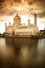 Fototapeta na wymiar Islamski meczet nad wodą