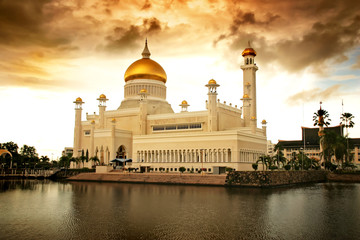 Fototapeta na wymiar Islamski meczet nad wodą