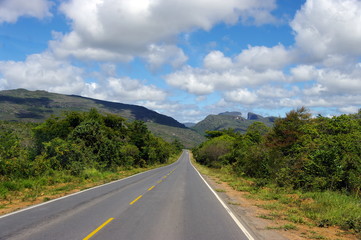 Route asphaltée, Brésil. Asphalt road, Brazil.Chapada.