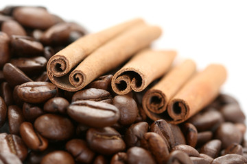 Obraz na płótnie Canvas aromatic coffee - coffee beans and cinnamon sticks
