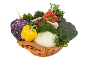 Frisches Gemüse im Korb, vor weissem Hintergrund