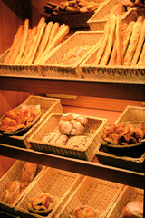 diverses sortes de pain dans un meuble de boulangerie