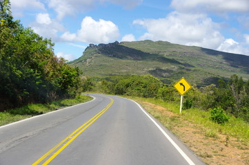 Route avec virage dans la montagne brésilienne,.