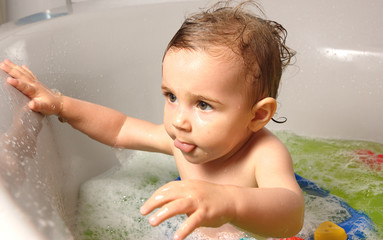kinder in der Badewanne