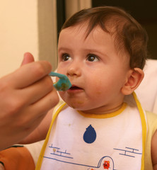 bambino mangia con cucchiaino