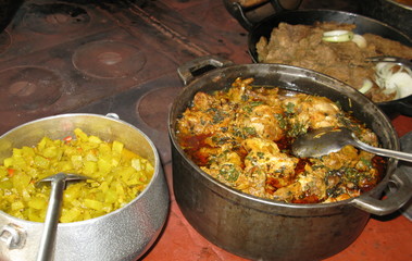 Plats cuisinés en sauce dans des casseroles.