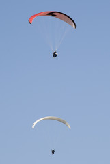 parapente sur un ciel bleu