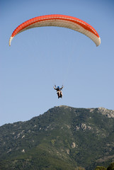 parapente sur un ciel bleu