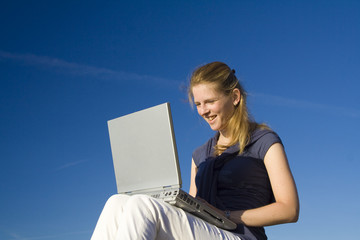 Frau mit Laptop