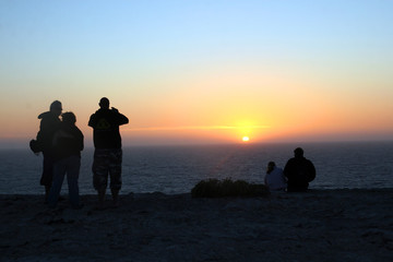 frente a la puesta de sol