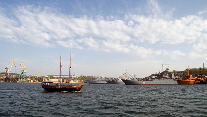 Fototapeta premium yacht goint to port