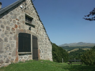 Fototapeta premium maison en pierre dans le Puy de Dôme