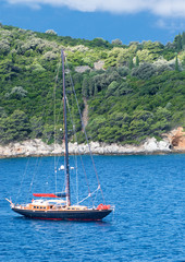 Fototapeta na wymiar widok na błękitne morze i jacht