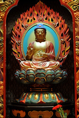 Fototapeta na wymiar Buddyzm figurki religijne w świątyni
