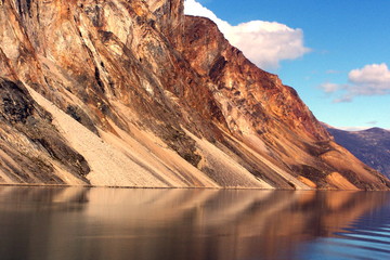 reflets  ocre de roches en arctic