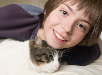 Obraz premium adolescent et son chat 2