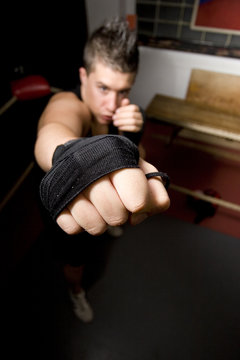 Boxer im Ring mit Bandagen